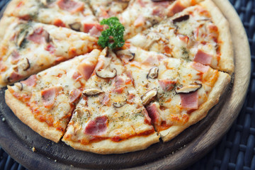 Pizza ham and mushroom