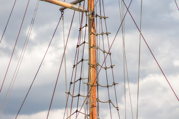 Mast eines alten Segelschiffes