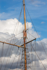 Mast eines alten Segelschiffes