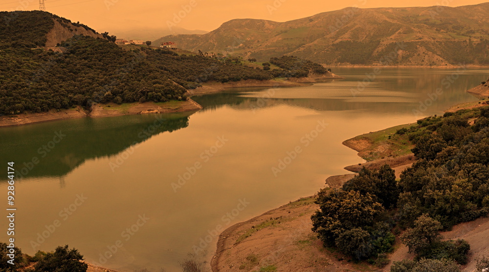 1000_F_92864174_I8X6cwbef4pc5jTaCuXpPSEgQWOXIPaQ.jpg