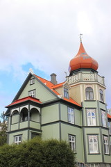 Fototapeta na wymiar Holzhaus (Holzvilla) mit grünem Anstrich in der Altstadt von Reykjavik (Island)
