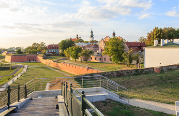 Twierdza Zamość – fortyfikacje otaczające stare miasto w Zamościu zbudowano w latach 1579-1618 na zlecenie Jana Zamoyskiego. Dziś, po odrestaurowaniu, stanowią dużą atrakcję turystyczną.