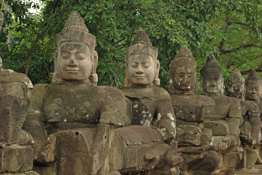 Statues khmères à Angkor Thom au Cambodge