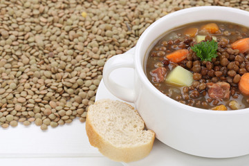 Linsensuppe mit viele Linsen und Gemüse Suppe Nahaufnahme