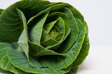 Obraz premium fresh green cabbage plant on a white crate