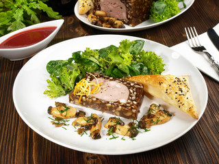 Rehterrine mit Blätterteig und Cumberland Sauce