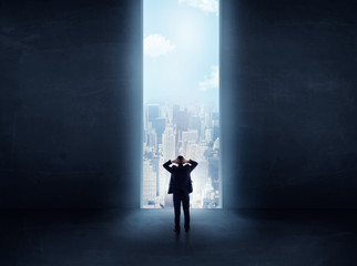 Obraz premium businessman in front of the huge gate