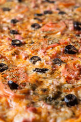pizza al taglio con olive e pomodoro