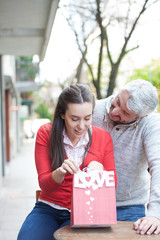 Naklejka premium Couple in the street