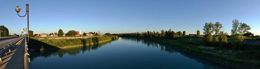 Fototapeta na wymiar Latisana - widok z mostu na rzece Fiume Tagliamento
