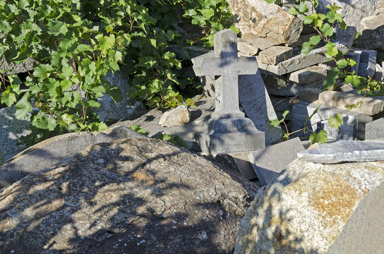 Steinlager eines Bildhauers mit steinernem Kreuz