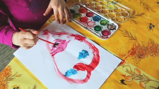 Enfant peignant un visage