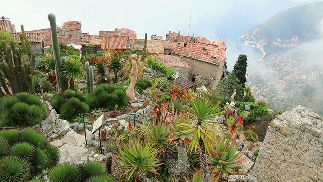Vue a&eacute;rienne d'Eze et de lac&ocirc;te