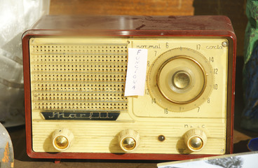 Radio antigua en un escaparate