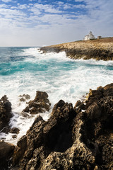 Gischt und Wellen am Leuchtturm