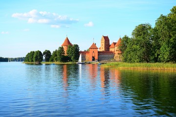 Naklejka premium Galves lake,Trakai old red bricks castle view