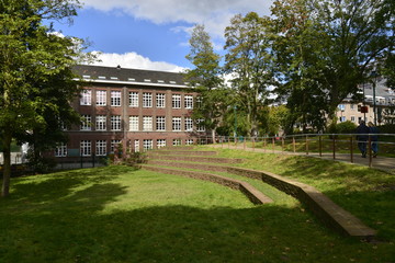 Gradins à l'entrée du parc Roi Baudoin de Jette ,devant une école 