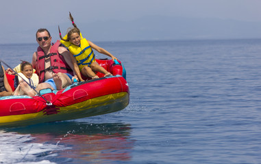 Obraz premium Family ride on the sea