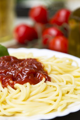 spaghetti with tomato and basil