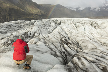 Hombre en glaciar de Iceland.