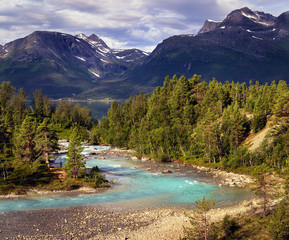 Blue River in den Bergen Nordnorwegens in der Nähe des Fjords © yauheni_m