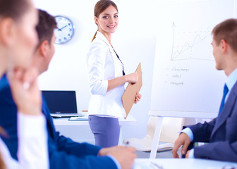 Obraz premium Beautiful young business people with colleagues discussing in