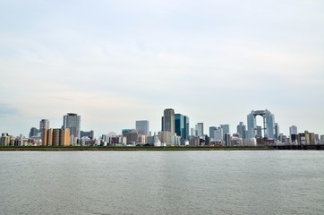 Fototapeta na wymiar 淀川河川敷からみる梅田高層ビル群