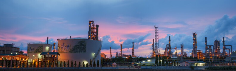 Landscape of Oil refinery at twilight - obrazy, fototapety, plakaty