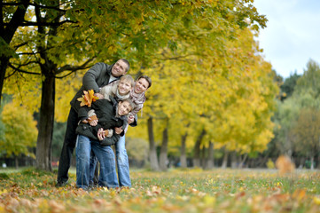 Fototapeta premium Family relaxing in autumn park