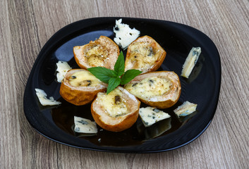 Baked pear with blue cheese
