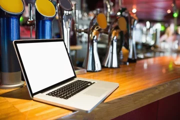 Crédence de cuisine en verre imprimé Buffet, Bar Laptop on bar counter