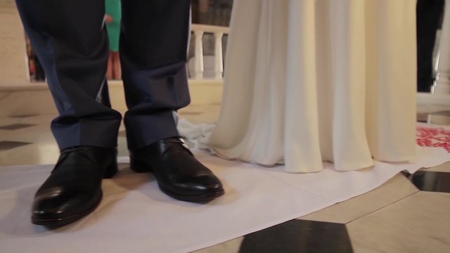 Newlyweds are on the rushnyk.