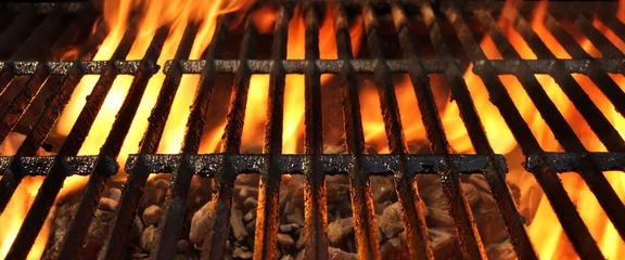 Crédence de cuisine en verre imprimé Grill / Barbecue Barbecue enflammé chaud avec des flammes vives et des charbons incandescents