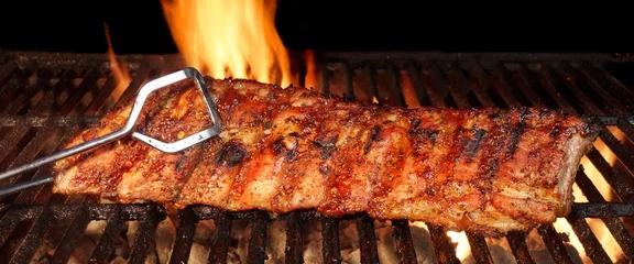 Photo sur Plexiglas Grill / Barbecue Côtes levées de dos de bébé ou de porc sur le gril flamboyant chaud