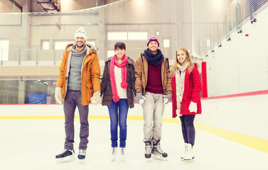 Obraz premium happy friends on skating rink