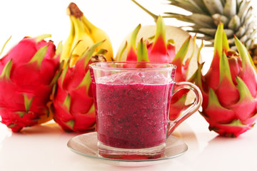 新鮮な果物とジュース