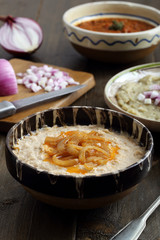 alimentazione vegetariana  crema di fagioli  sfondo rustico