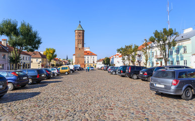 Rynek w Pułtusku nad Narwią - ma on 380 m długości i jest najdłuższy w Polsce. W centralnym punkcie znajduje się renesansowy ratusz z gotycką wieżą. - obrazy, fototapety, plakaty