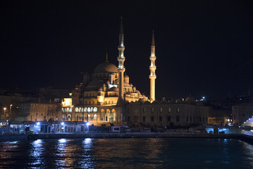 Fototapeta na wymiar Мечеть Йени Джами ночью. Стамбул