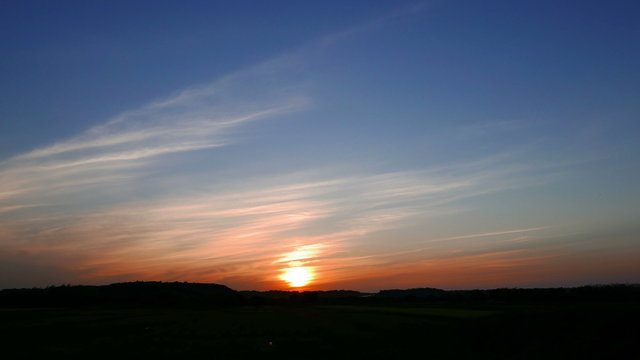 沈む夕日ときれいなグレデーションの夕焼けの空　タイムラプス　4K