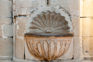 Font in shape of scalloped shell