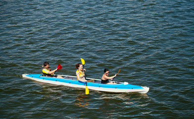 Naklejka premium Young people in canoes. Family holiday.