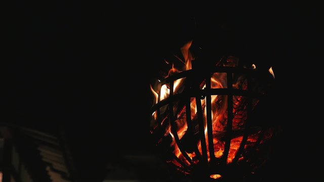 闇を照らす篝火