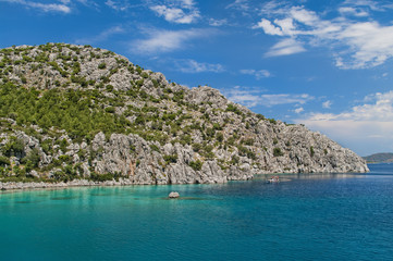 Fototapeta premium rocky island in clear turquoise sea