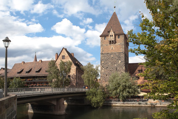 Fototapeta na wymiar Река Пегниц, мост Хейбрюке, башня Шульдтурм. Нюрнберг, Германия.