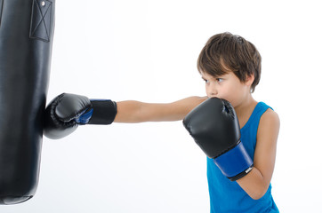 Junge beim Boxen
