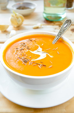 Vegetarian carrot-pumpkin cream soup with garlic and cumin