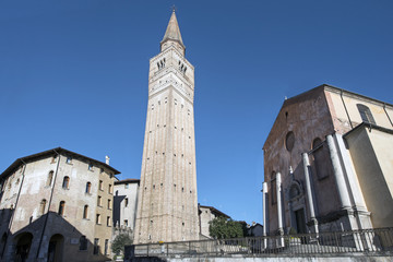 Obraz premium Piazza San Marco a Pordenone con il Duomo ed il Campanile- panorama