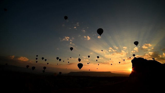 u&ccedil;an balonlar ve g&uuml;ndoğumu