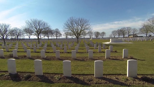 cimeti&egrave;re militaire canadien en Normandie,survol des st&egrave;les en drone